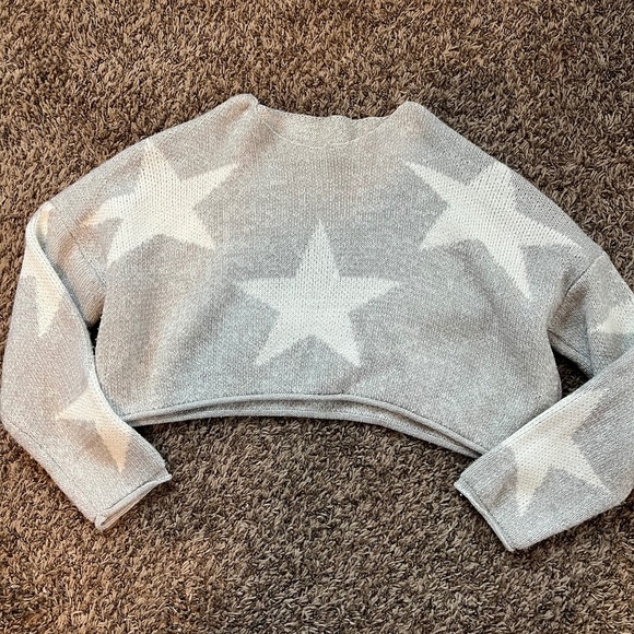 Sweaters - Women's gray and white star print cropped graphic thick knit sweater size small